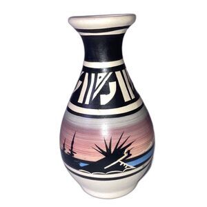 NAVAJO Native American Hand Painted Pottery Vase Signed Etched 5 inches